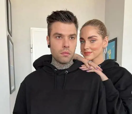 "Vicino a Trussardi c'è l'amica Ferragni...". Ma la realtà è un'altra