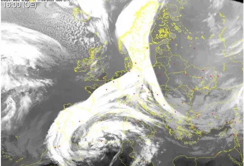 "Corridoio" di nubi e neve gialla: cosa significa questa foto