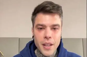 "Ho un problema di salute": Fedez parla e si commuove