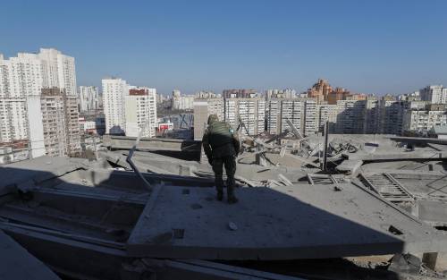 Al teatro di Mariupol 130 sopravvissuti. Nuove stragi di civili