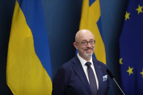 Scandalo sulle forniture militari, a rischio il ministro della Difesa: cosa succede a Kiev