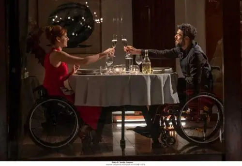 “Corro da te”, risate e sentimento con l'inedita coppia Leone-Favino 