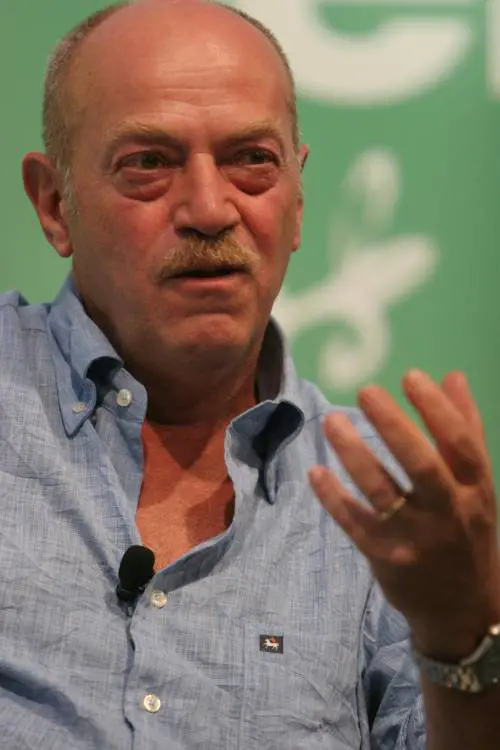 "Occhi fissi a scrutare il terreno...". Cosa rivela questa frase di Capuozzo