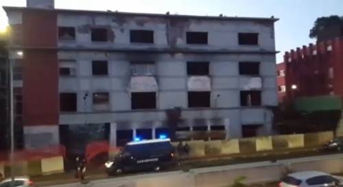 Incendio alla ex fabbrica Penicillina, rifiuti in fiamme