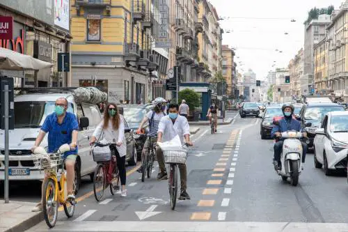 Pedalare fa bene ma sulle ciclabili ogni giorno si rischia la pelle