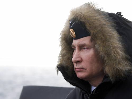 La "sindrome dell'uomo alto" di Putin: cosa è
