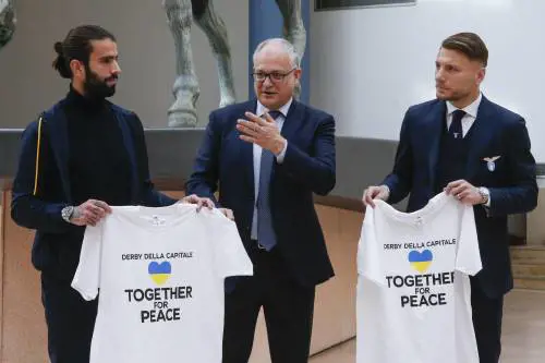Il sindaco positivo agita il derby di Roma