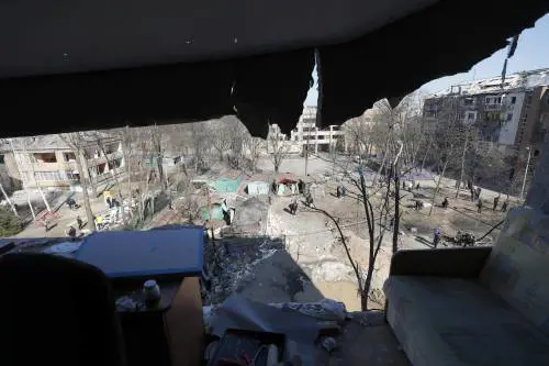 Nuovi raid a Kiev. Mariupol, russi vogliono tregua e resa | La diretta