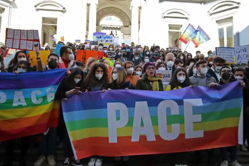 Mandare armi non serve? La retorica dei finti pacifisti