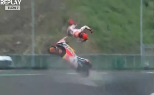 MotoGp, brutto volo per Marquez. Sotto il diluvio vince Oliveira