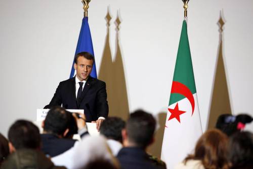 Gaffe e giravolte di Macron: l'ultimo flop che fa insorgere la destra francese 