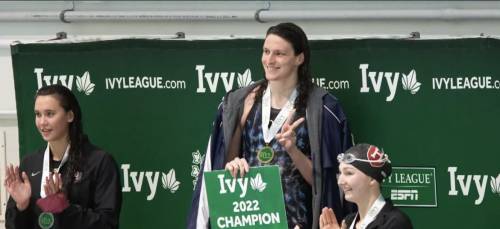  Atleta transgender vince nel nuoto femminile: "Insulto alle donne". È polemica