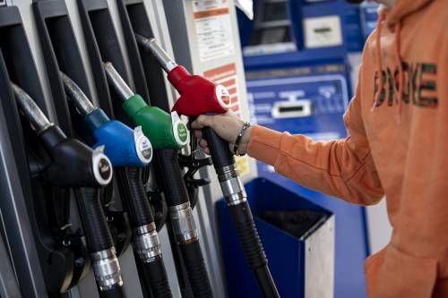 Caro carburante, il piano per tagliare i costi: cosa succederà ad agosto