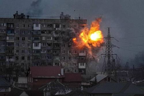 Per l'assalto finale Mariupol colpita dai bombardieri. A Kharkiv uccisi sette civili in fuga