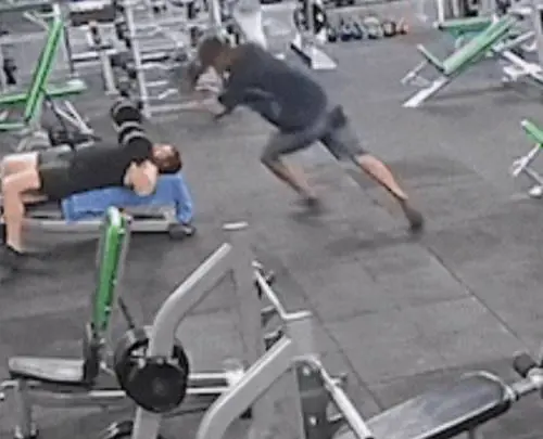 Choc in palestra: lancia peso da 20 kg sulla testa di un compagno
