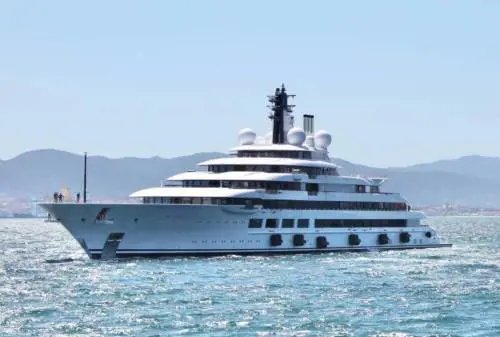 Lo zar e i 35 oligarchi del cerchio magico. E Abramovich porta al sicuro i suoi yacht