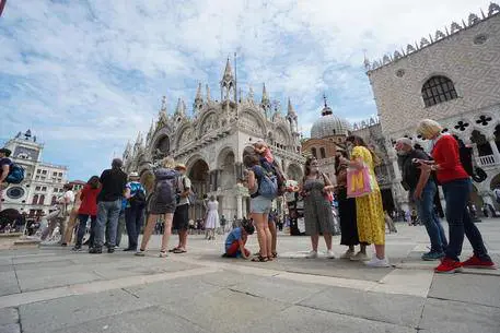 Spaghettata in strada a Venezia: super multa ai turisti