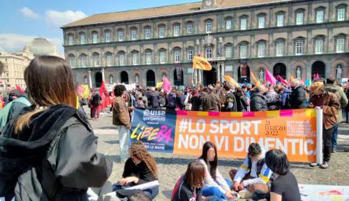 Distrutta la sede della Filcams Cgil: avvertimento della camorra?