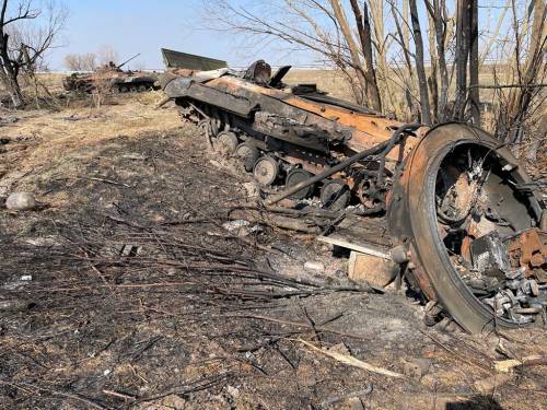 Il campo di battaglia fuori Kiev: tra i resti dei soldati russi uccisi