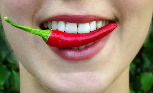 Alitosi, come prevenirla e curarla coi rimedi naturali