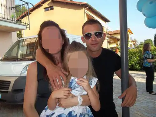 "Non voglio separarmi" Sgozza i due figli e poi si toglie la vita