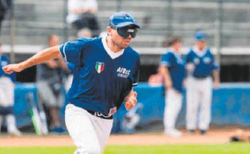 Campioni di baseball bendati in campo con i non vedenti