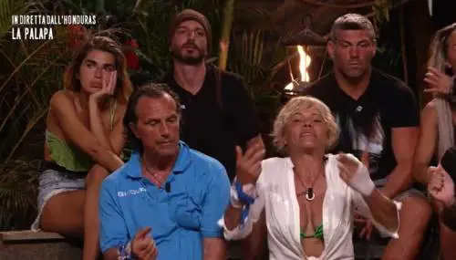 "Infame". E all'Isola scoppia la rissa per un rasoio