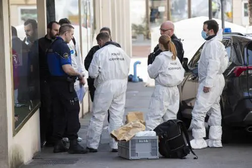 C'è la polizia alla porta, l'intera famiglia si lancia dal settimo piano