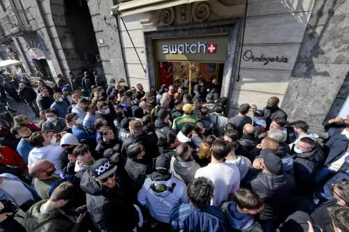 Lunghe code e delirio per l'ultimo Swatch 