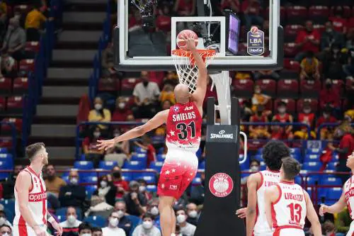 Milano riparte e si mangia Varese nel derby