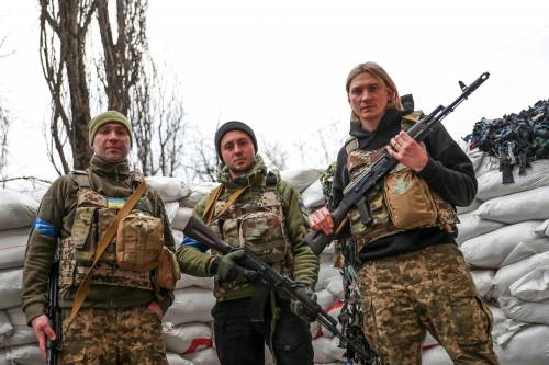 Paramilitari ed ex combattenti: gli infiltrati dietro le linee russe che preparano la strada all'artiglieria
