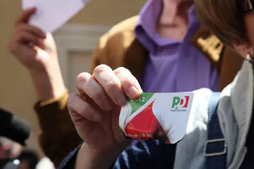 Il Pd perde iscritti pure nella roccaforte "rossa". E scatta l'allarme sui conti