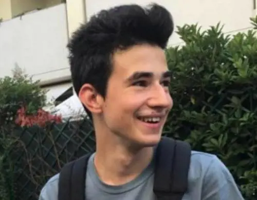 Muore di meningite a 22 anni, paura in discoteca: "Chi c'era si controlli"