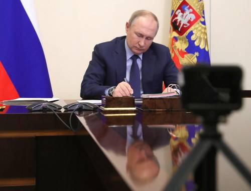 Cremlino contro la Ue: "Smaltite l'ubriacatura. La Nato? È aggressiva"
