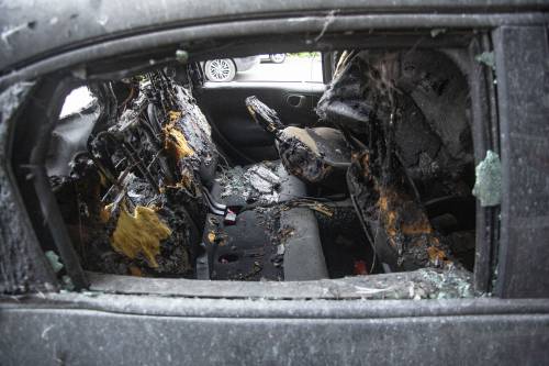 L'auto contro il bus, poi il rogo. È giallo: "L'ho visto scappare"