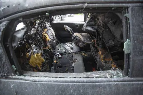 L'auto contro il bus, poi il rogo. È giallo: "L'ho visto scappare" 