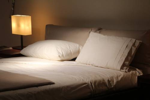 Mal di schiena da letto: come scegliere il materasso a 60 anni