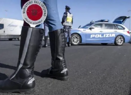 "Siamo poliziotti". Poi per la coppia arriva l'incubo