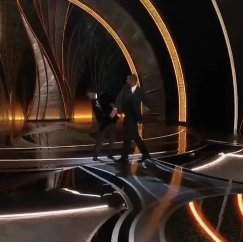 "Il nome di mia moglie...". E Will Smith tira uno schiaffo all'attore