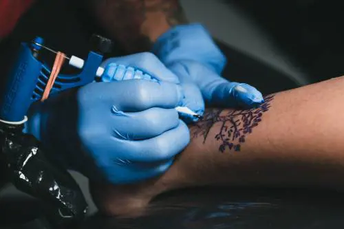 Tatuaggi, è mania fra gli over 60: cosa sapere