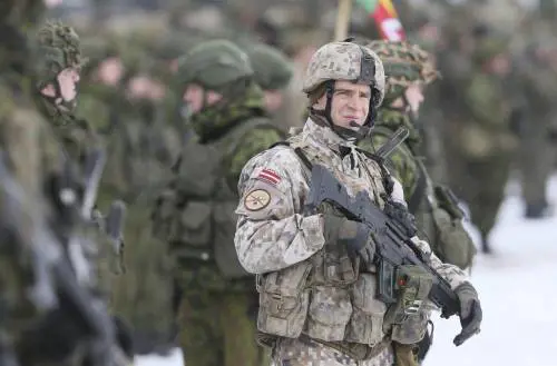 "Putin sfrutta le nostre debolezze": l'allarme dei falchi Nato