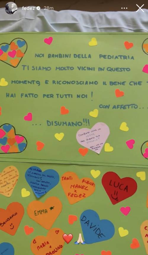 "Ti siamo vicini...". I bimbi della pediatria scrivono a Fedez in ospedale