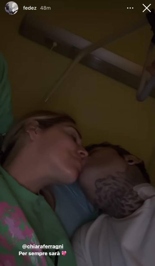 Chiara Ferragni, Fedez e quel bacio sul letto d'ospedale