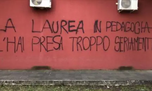 Love story con lo studente. La chat inguaia la preside