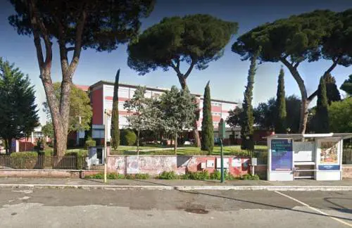 "La preside sta con un alunno". In un liceo di Roma scoppia lo scandalo