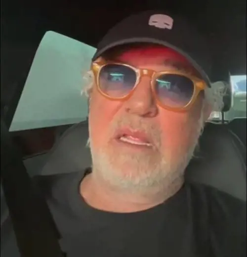 "Uno scandalo, incapaci". L'ira di Briatore in coda tra i tir