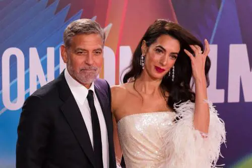 La moglie di Clooney nel pool sui crimini