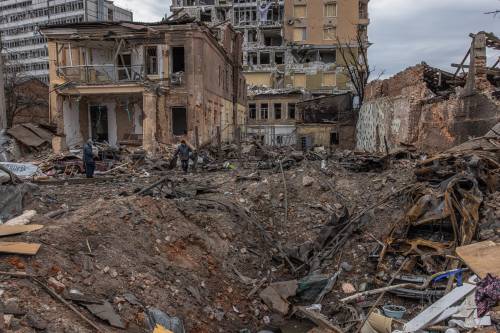 Scheletri di blindati e cadaveri al suolo: la strada della morte è l'orrore di Kharkiv
