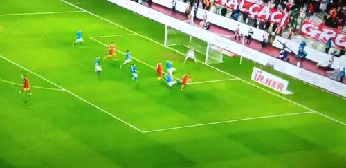 Donnarumma, ennesima papera e i social non perdonano