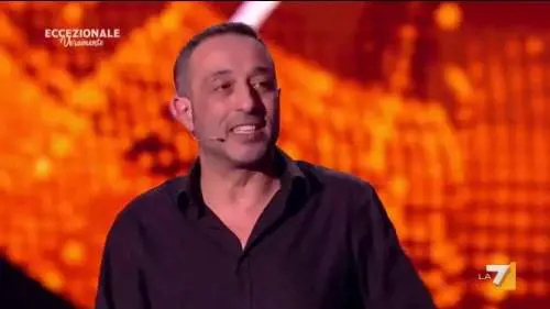 "Riconosciuta dai tatuaggi? Ma...". Poi Zelig cancella il comico